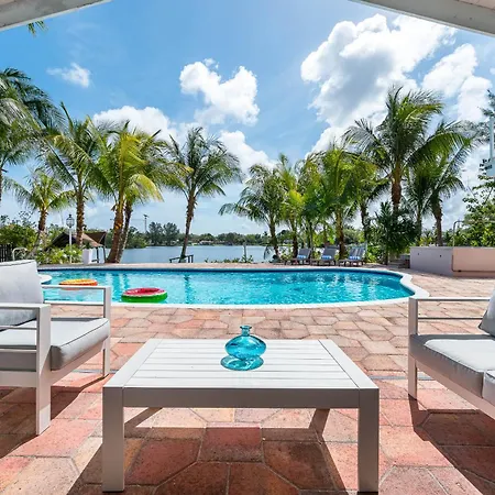 Tropical Waterfront Family Oasis - Amazing Location Villa